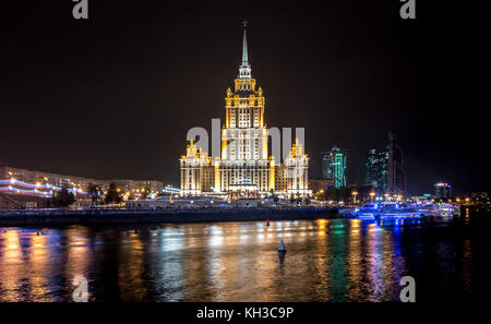 Hotel Ukraine - eines der sieben Schwesternhochhäuser, in Moskau am Ende der Herrschaft Stalins (Anfang der 1950er Jahre) gebaut. Im Moskauer Fluss gesehen Stockfoto