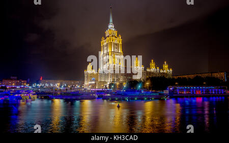 Hotel Ukraine - eines der sieben Schwesternhochhäuser, in Moskau am Ende der Herrschaft Stalins (Anfang der 1950er Jahre) gebaut. Im Moskauer Fluss gesehen Stockfoto