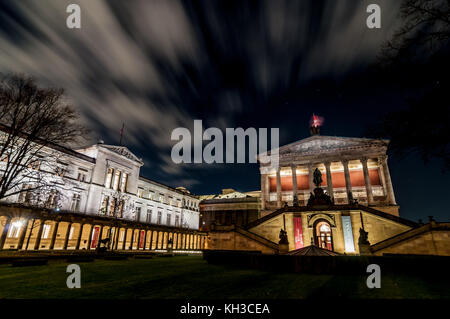 Das Alte Museum bei Nacht. Es ist eines von mehreren international renommierten Museen auf der Museumsinsel in Berlin, Deutschland. Stockfoto