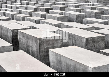 Berlin, Deutschland - 11. Oktober 2010: Ein Blick auf das Holocaust Mahnmal in Berlin. Es gibt 2.711 konkreten Bausteinen, das an die ermordeten Juden der eu erinnert Stockfoto