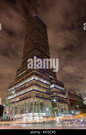 Latinoamericana Turm (Torre Latinoamericana) bei Nacht. in der Nähe des Zocalo, in Mexiko Stadt. Stockfoto