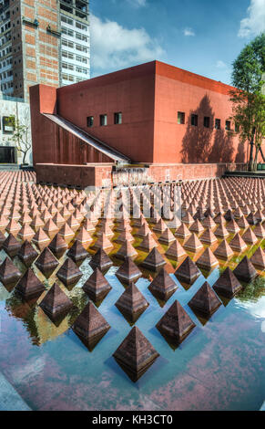 Plaza Juarez, Mexiko City, Mexiko. Ein Satz von 1034 rötlich Pyramiden in einem breiten Pool an der Plaza Juarez. Stockfoto