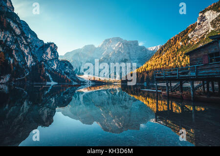 Pragser See in den Dolomiten, Seekofel im Hintergrund, Südtirol, Italien Stockfoto