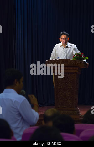 Der japanische Produzent Takashi Hirano spricht auf dem Film Making Workshop, der im Rahmen des Japanese Film Festival 2017 in Phnom Penh, Kambodscha, organisiert wird. Stockfoto