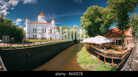 Vilnius, Litauen - Juli 5, 2016: Blick auf die Kathedrale von Theotokos in Vilnius Altstadt und Street Cafe. UNESCO-Weltkulturerbe. Stockfoto