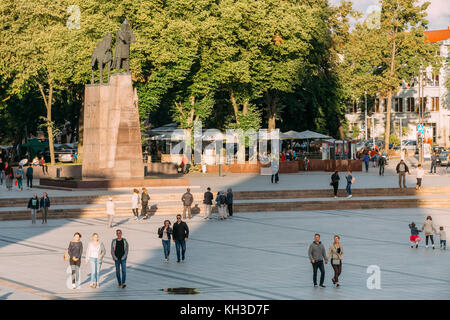 Vilnius, Litauen - 7. Juli 2016: Menschen zu Fuß in der Nähe von Monument gediminas Großfürsten von Litauen. Stockfoto