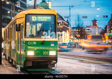 Helsinki, Finnland - 7. Dezember 2016: öffentliche Straßenbahn mit der Anzahl der 10 Route fährt von einem Anschlag auf mannerheim Avenue in Helsinki. Straße in kluu Stockfoto