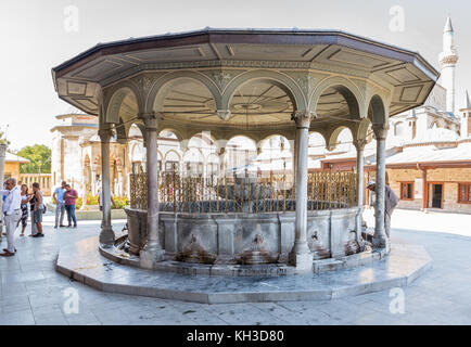 Menschen besuchen das Mevlana Museum, das Mausoleum von Mohammed Dschalal ad-Din Rumi, auch als oder mevlana Rumi, Konya, Türkei bekannt. 28. August 2017 Stockfoto