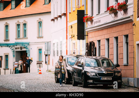 Cesky Krumlov, Tschechische Republik - 26. September 2017: chinesische Frau touristische gehen auf rooseveltova Straße von Cesky Krumlov. Stockfoto