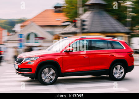 Cesky Krumlov, Tschechische Republik - 26. September 2017: neue rote Farbe skoda kodiaq in Bewegung auf der Straße Stockfoto