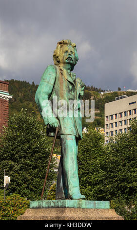 Eine Statue des Komponisten und Pianisten Edvard Grieg in Bergen, Norwegen, die in Bergen im Jahr 1843 geboren wurde. Stockfoto