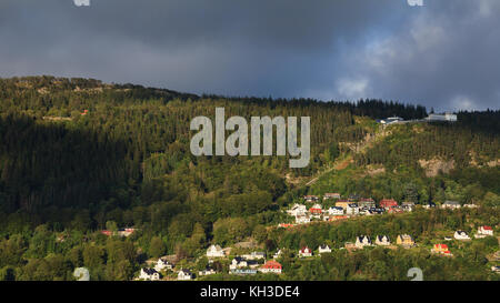 Blick auf den Mount Floyen über die Stadt Bergen in Norwegen. Die Standseilbahn ist auf dem Berg Floyen zu sehen. Stockfoto