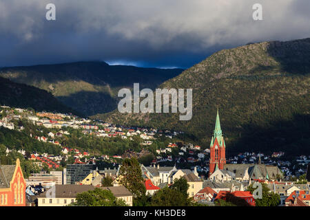 Ein Blick über die Stadt Bergen in Norwegen. St Johns Kirche kann im Vordergrund dominieren die Skyline gesehen werden. Stockfoto