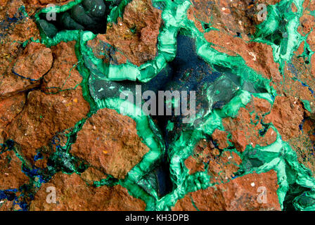 Hintergrund, Textur: braun Holperig aus einem Block von Kupfererz mit Adern und Geoden aus Malachit und Azurit Stockfoto