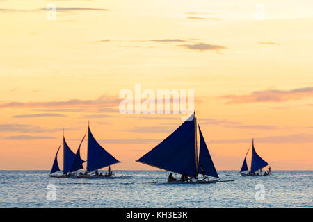 Segelboote genannt Paraw bei Sonnenuntergang in Boracay Stockfoto