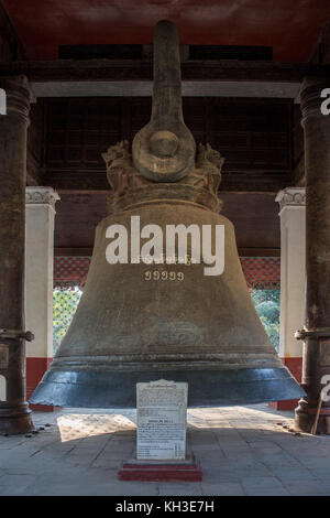 Die Mingun Glocke in der Nähe von Mandalay, Myanmar (Birma). Im Jahr 1808 warfen in der Mingun Pagode die nie fertig wurde und nun in Ruinen gelegt werden. In 189 Stockfoto