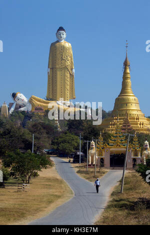 Die Laykyun Sekkya Standing Buddha ist die größte Buddha-Statue der Welt im 116 Meter (381 ft). In der Ortschaft Khatakan Taung entfernt, in der Nähe von Mo Stockfoto