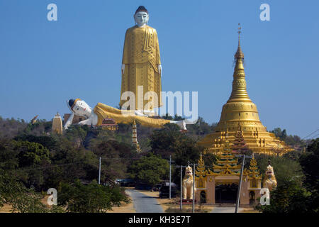 Die Laykyun Sekkya Standing Buddha ist die größte Buddha-Statue der Welt im 116 Meter (381 ft). In der Ortschaft Khatakan Taung entfernt, in der Nähe von Mo Stockfoto