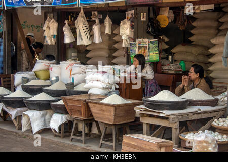 Die burmesische Frauen Verkauf von Reis auf einem Markt in der alten Stadt von Bagan in Myanmar (Burma). Stockfoto