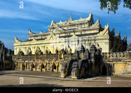 Die Ruinen der Mahar Aung Mye Bon San Kloster (auch bekannt als mir Nu Eiche Kyaung) im alten königlichen Stadt Innwa (Ava) in Myanmar (Burma). Stockfoto