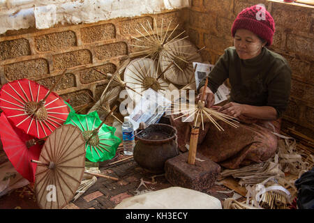 In Handwerksbetrieben - einem burmesischen Frau Sonnenschirme in ihr Haus in der Nähe von Pindaya im Shan State in Myanmar (Burma). Stockfoto