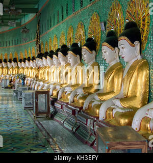 Die Reihe der Buddha Bilder in U-Min Thonze Höhle auf Sagaing Hill in Myanmar (Burma). Auch als Li-Min Thone se Pagode bekannt. Stockfoto