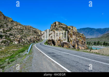 Berglandschaft - Straße in bunten Felsen des Altai gepflastert. chuysky Trakt - eine der schönsten Ferienstraßen in Russland Stockfoto