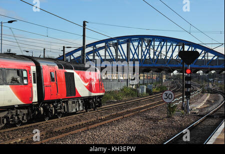 Virgin Trains Ostküste hst Köpfe südlich vom Bahnhof in Richtung Crescent Brücke, Peterborough, Cambridgeshire, England Stockfoto