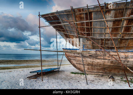 Reparatur und Restauration von alten hölzernen Boot an der Insel Maafushi, Malediven Stockfoto