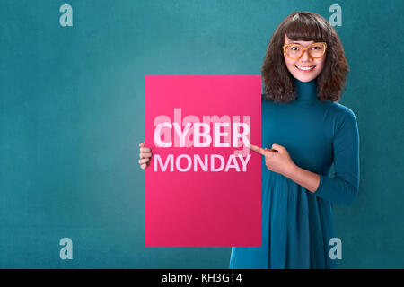 Schöne asiatische Frau mit roten Board mit Botschaft. Cyber Monday Konzept Stockfoto