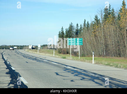 Ein grünes Hinweisschild auf dem Trans Canada in Alberta, Kilometer bis Jasper, Edson und nojack Stockfoto