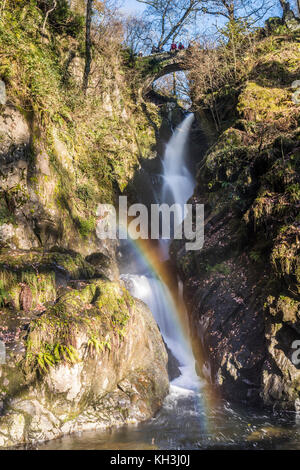 Die aira tritt Wasserfall, durch den National Trust mit einem Regenbogen das Aufleuchten des Flow verwaltet Stockfoto