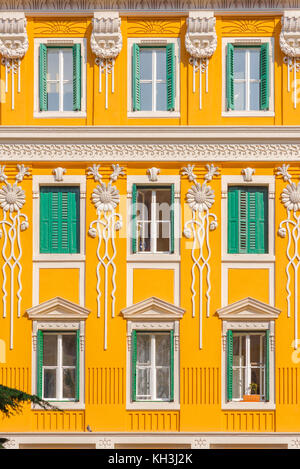 Trieste Architektur, Blick auf ein farbenfrohes Apartmentgebäude im Jugendstil aus dem späten 19. Jahrhundert im Zentrum von Triest, Italien Stockfoto