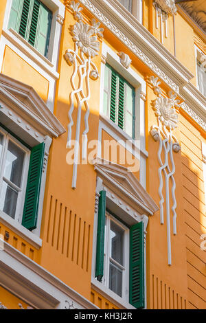 Triest Architektur, farbenfrohe Kunst Nouveau Gebäude aus dem späten 19. Jahrhundert im Zentrum von Triest, Italien Stockfoto