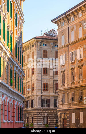 Triest Architektur, farbenfrohes Apartment Gebäude, aus der Mitte des Datum des 19. Jahrhunderts im Zentrum von Triest, Italien Stockfoto