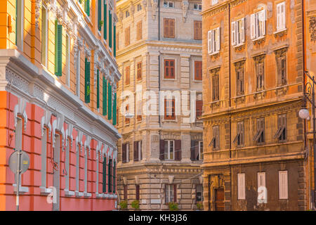 Triest Italien, farbenfrohes Apartment Gebäude, Datum aus der Mitte des 19. Jahrhunderts im Zentrum von Triest, Italien Stockfoto