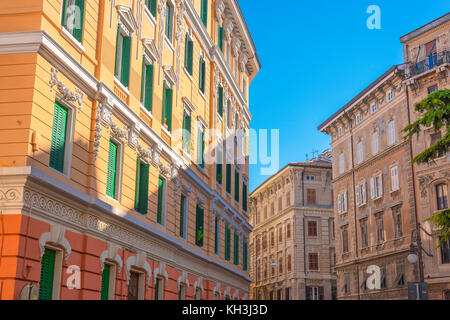 Triest Stadt, farbenfrohes Apartment Gebäude, aus der Mitte des Datum des 19. Jahrhunderts im Zentrum von Triest, Italien Stockfoto