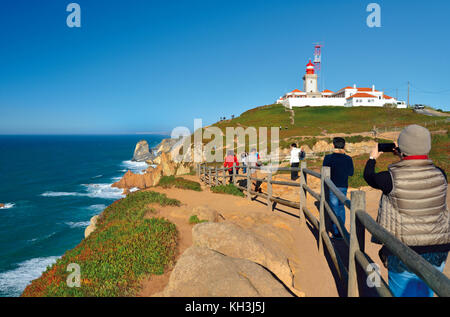 Touristen, die eine Momentaufnahme von Cabo da Roca, dem westlichsten Punkt Kontinentaleuropas, machen Stockfoto