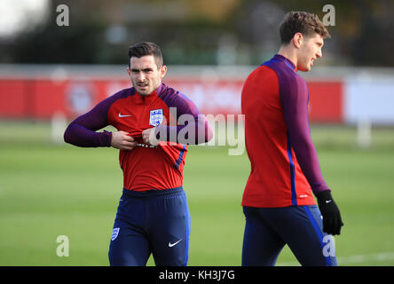 Englands Lewis Cook (links) und John Stones während einer Trainingseinheit auf dem Enfield Training Ground, London. Stockfoto