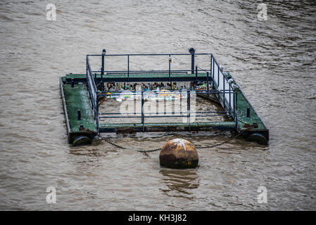 Passiver Treibholzsammler. Schwimmende Müllsammlung, die Käfige an der Themse mit Abfall sammelt. Thames21 PLA Stockfoto