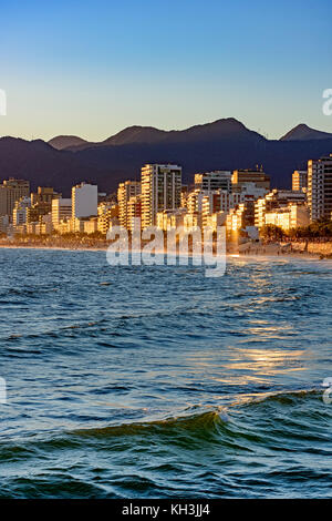 Gebäude rund um den Strand von Ipanema in Rio de Janeiro bei einem Sommernachmittag Stockfoto
