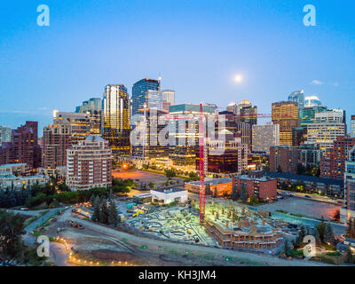 Downtown Calgary mit Baustelle von der River, Alberta, Kanada Stockfoto