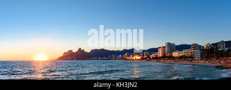 Panoramablick auf den Arpoador-Stein, Ipanema-Strand mit Gebäuden und Hügeln in Rio de Janeiro Stockfoto