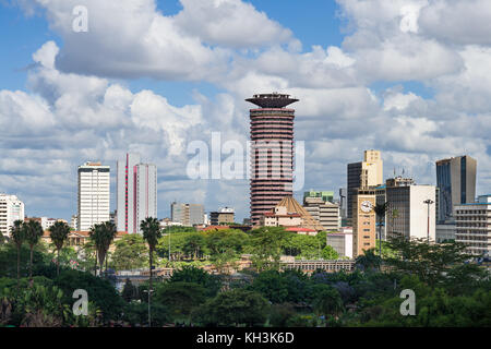 Nairobi City Skyline von Uhuru Park auf einem Sonnig Leicht bewölkt Tag während der Regenzeit gesehen, Nairobi, Kenia, Ostafrika Stockfoto