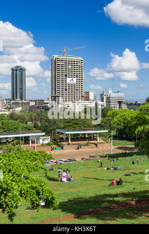 Nairobi City Skyline von Uhuru Park auf einem Sonnig Leicht bewölkt Tag während der Regenzeit gesehen, Nairobi, Kenia, Ostafrika Stockfoto