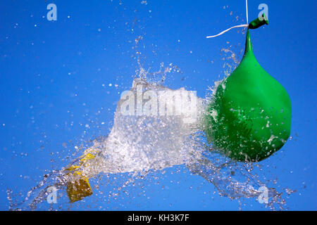 Explosion der Ballon voll Wasser am Himmel Hintergrund Stockfoto