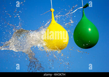 Explosion der Ballon voll Wasser am Himmel Hintergrund Stockfoto