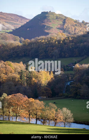 Auf das Tal von Llangollen in Richtung Castell Dinas Brân im Herbst in der Nähe von Llangollen, North Wales, UK Stockfoto