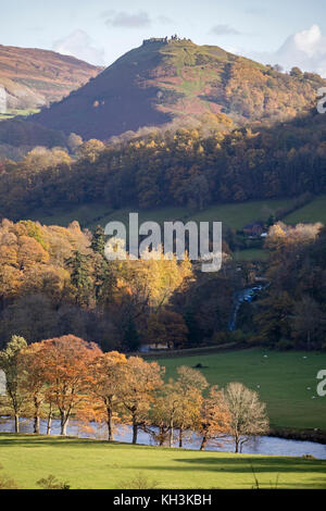 Auf das Tal von Llangollen in Richtung Castell Dinas Brân im Herbst in der Nähe von Llangollen, North Wales, UK Stockfoto