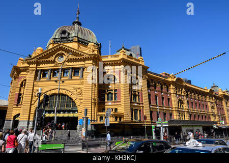 Der Bahnhof Flinders Street an der Ecke Flinders und swanston Straßen in Melbourne, Victoria, Australien Stockfoto